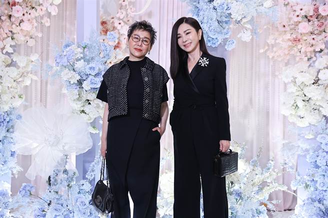 藍心湄（左）和陳美鳳身穿同色系出席婚禮，很有默契。（羅永銘攝）