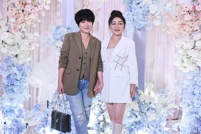 苗可麗（左）和王彩樺一起出席婚禮。（羅永銘攝）
