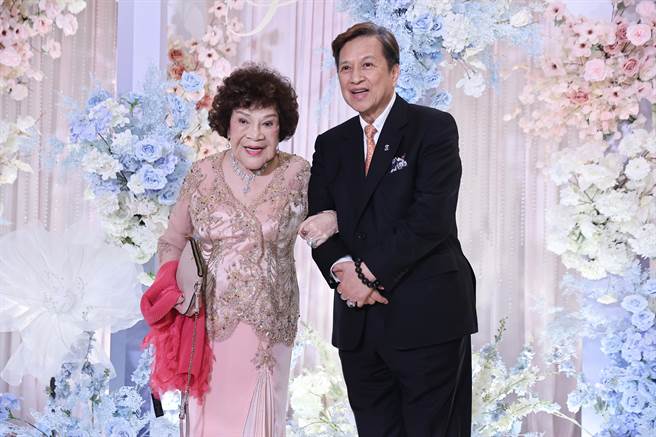 周遊和李朝永出席婚禮。（羅永銘攝）