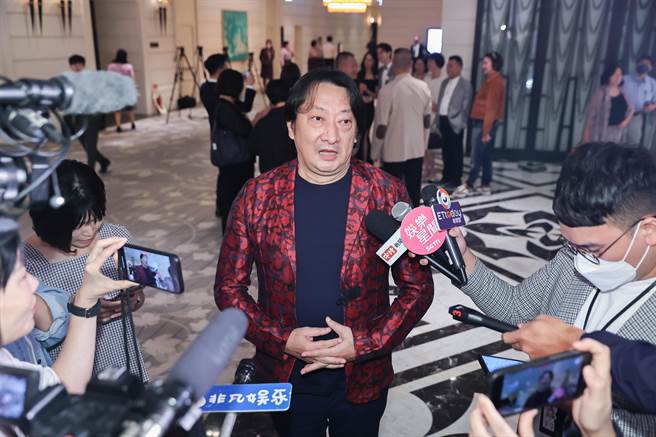 九孔出席婚禮接受訪問。（羅永銘攝）