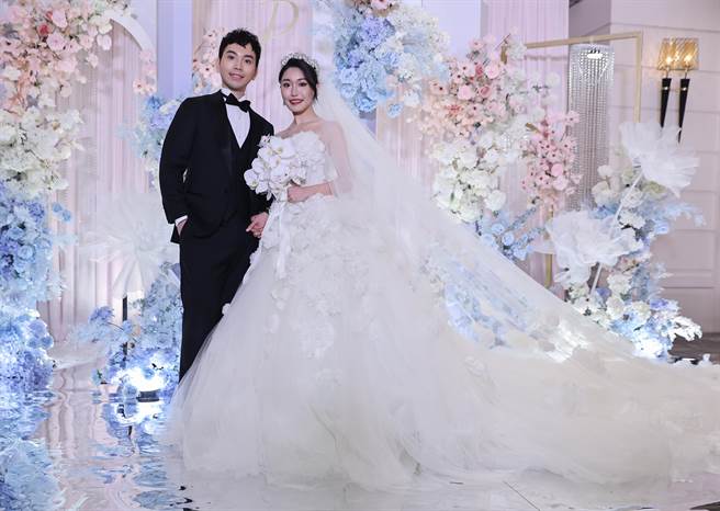 張晨光兒子張鈞傑、媳婦甜蜜合照。（羅永銘攝）