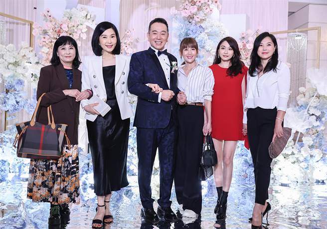 馬妞（左起）、張玉嬿、張晨光、鄭仲茵、江祖平、張鳳書一起合影。（羅永銘攝）