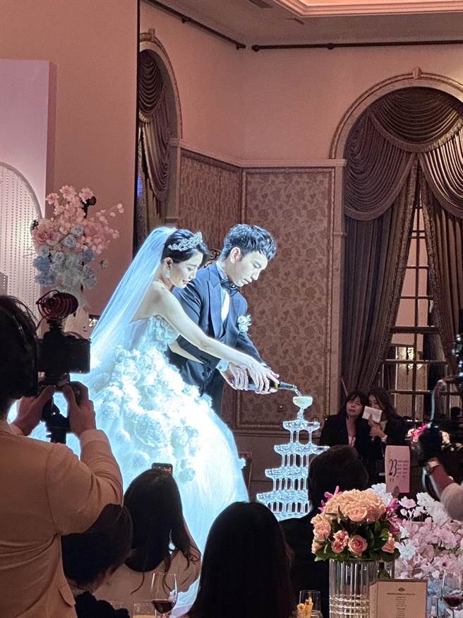 新人幸福倒香檳。（讀者提供）