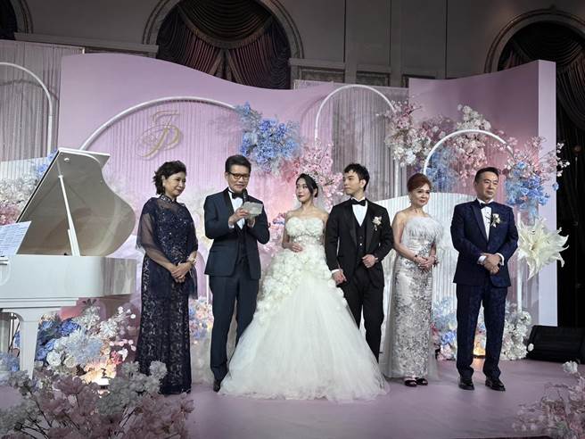 張晨光夫婦和親家一起與新人幸福上台致詞。（讀者提供）