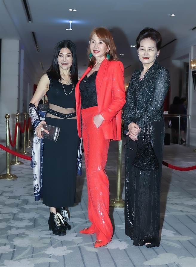 蔣黎麗（左起）、周丹薇、王淑娟出席婚禮。（羅永銘攝）