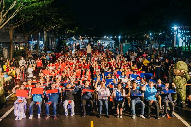 「2023桃园眷村文化节」7日至22日热闹登场，今天在旗海飘扬中揭开序幕。（桃园市文化局提供）