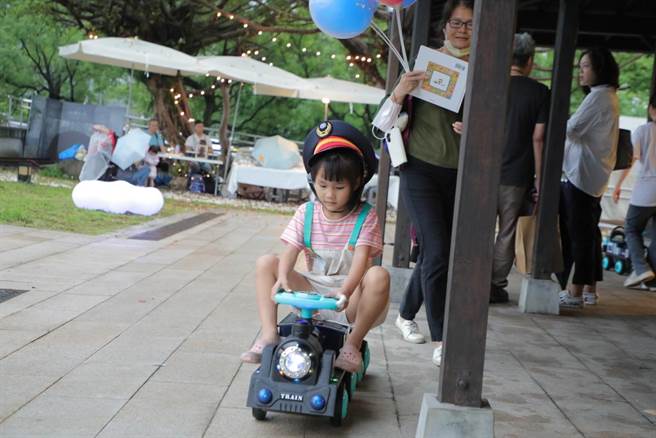 由基隆市文化基金会举办的「漫步铁道—七堵车站 时光不老」活动，7日起一连4天在七堵铁道公园热闹登场。现场有许多活动可参加，图为小朋友体验小小火车。（基隆市政府提供／徐佑升基隆传真）