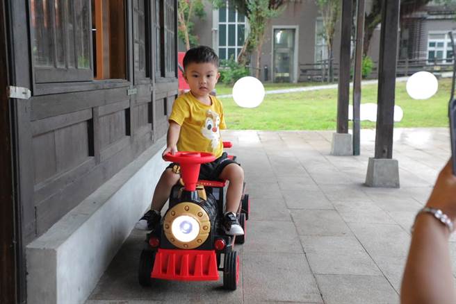 由基隆市文化基金会举办的「漫步铁道—七堵车站 时光不老」活动，7日起一连4天在七堵铁道公园热闹登场。现场有许多活动可参加，图为小朋友体验小小火车。（基隆市政府提供／徐佑升基隆传真）