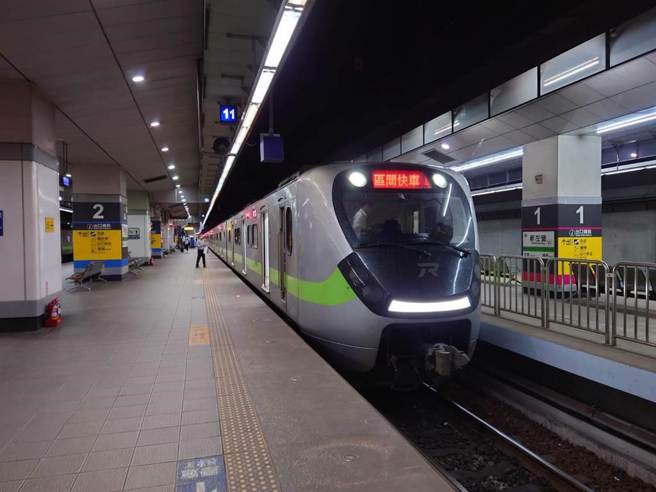 7日晚间台铁后庄车站有男子因不明原因落轨，全身多处擦挫伤、意识不清送医抢救，共影响15列次共2280人。台铁列车示意图。（任义宇摄）