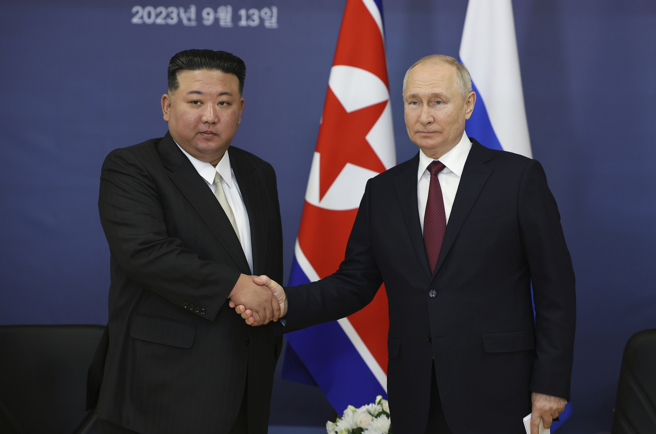 北韓領導人金正恩9月13日訪問俄羅斯，在俄國遠東地區的「東方太空發射場」會見俄國總統普丁。（資料照／美聯社）