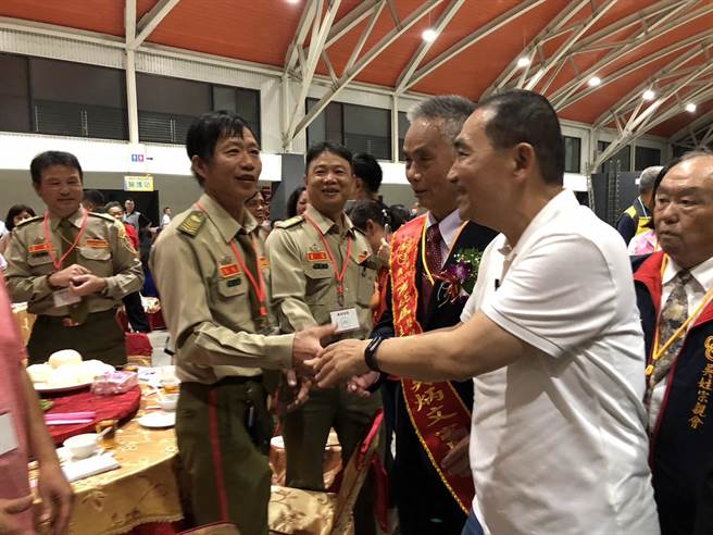 侯友宜7日彰化行，晚间到鹿港参加全台吴姓宗亲会恳亲大会，受到现场所有乡亲热烈欢迎，还有民眾高喊「侯友宜冻蒜！」。（吴建辉摄）