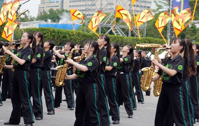  112年国庆大会预演7日在总统府前举行，东京农业大学第二高等学校吹奏乐部表演内容活泼又华丽。（中时姚志平摄）