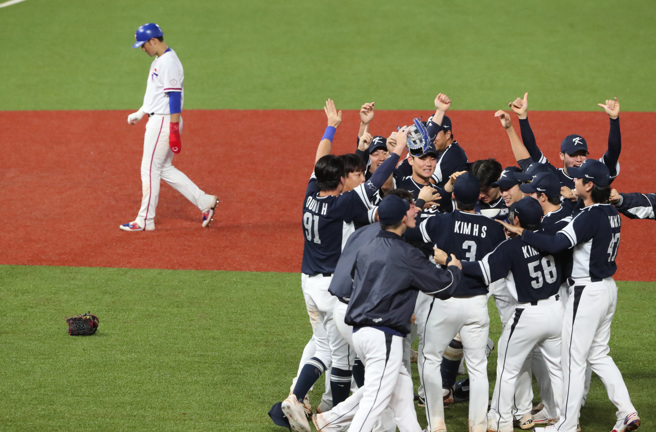 韩国队在杭州亚运金牌战用「再见双杀」收下比赛，在最后半局敲安上垒的林安可也只能落寞退场。（郑任南摄）