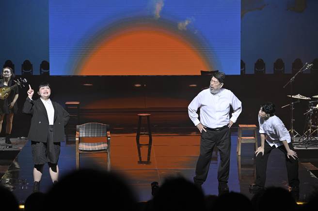 今年傳藝金曲獎頒獎典禮由阮劇團創辦人汪兆謙擔任總導演及策展人，攜手音樂人柯智豪、設計師顏伯駿以「壯闊飛行—Fly High」為主題，圖為表演節目段落「飛航與風景」，由羅北安、邱舒、A  Root同根生樂團共同演繹已逝音樂人陳揚作品。（傳藝中心提供／李欣恬台北傳真）