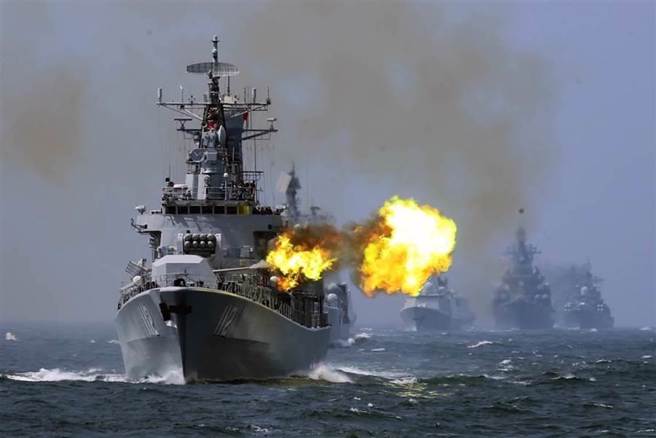 图为大陆海军导弹驱逐舰进行实弹射击檔案照片。（图／中新社）