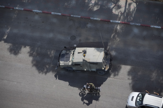 巴勒斯坦激进武装组织哈玛斯7日从加萨走廊向以色列发动突袭。武装份子在加萨城（Gaza City）掳获一辆以色列军车，立刻占为己用。（美联社）