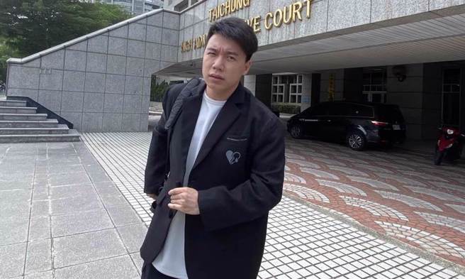 Toyz前往全台最有錢YTR超哥的炸雞店食評，卻意外抓包店員疑似偷倒廢油，引發軒然大波。(圖／資料照)