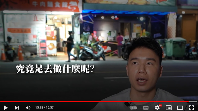 Toyz準備收工之際，卻看到一名女店員手裡提著一大鍋東西前往隔壁暗巷。(圖／影片截圖)