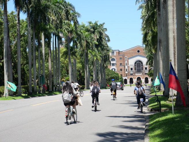 男大生考上頂只為翻轉階級，開學一月為這原因於Dcrad上向網友淚訴：「國中應輟學當8+9」。（圖僅示意圖 / shutterstock）