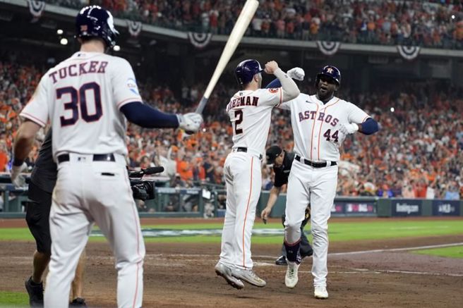 太空人阿瓦瑞茲(右)與隊友慶祝全壘打。（美聯社）