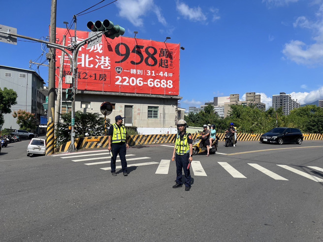 当日气温高达33度，参与人数多达800民眾，为维护活动安全，芦洲警分局当日一共编排近90名警力，执行安全维护勤务。（照片 / 芦洲警分局提供）