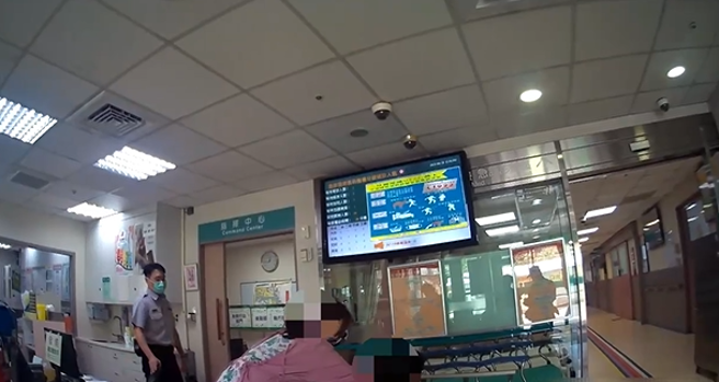抵达医院急诊室。（照片 / 芦洲警分局提供）