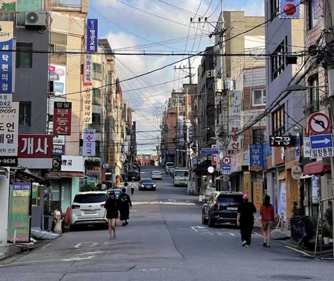一名男网友日前到韩国旅游，拍下当地街景，跟台湾相似，感嘆好像没出国的感觉。(翻摄自爆废公社二馆FB)
