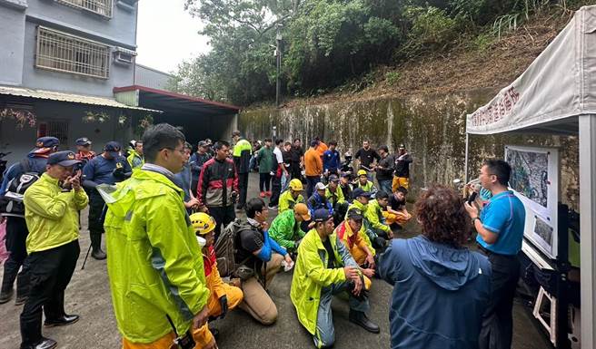 新竹市消防局获报后立即成立搜救前进指挥站，共动员多名警消及3只搜救犬，歷时3天终于在昨天下午找到人。（新竹市消防局提供／王惠慧新竹传真）