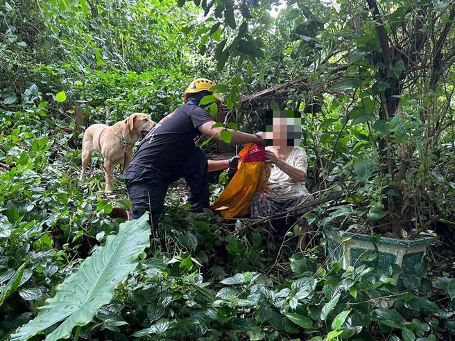 警消和搜救犬组成搜救队伍进行地毯式搜索，终于在8日中午12时43分成功寻获妇人。（新竹市消防局提供／王惠慧新竹传真）