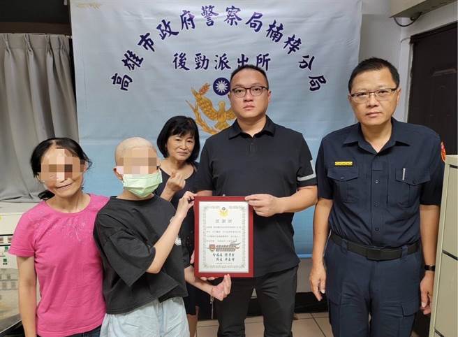 高雄楠梓后劲警友站长林柏维（右二）于今年9月帮助罹患血癌的小雅（化名）等一家人。（民眾提供／林瑞益高雄传真）