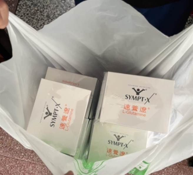 高雄楠梓警方与警友会近来持续关注罹患白血病的小雅（化名）的一家人，买营养品探视小雅。（民眾提供／林瑞益高雄传真）