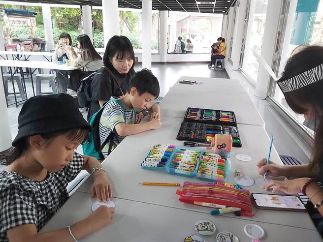 彩绘胸章亲子DIY体验。（高市观光局提供）