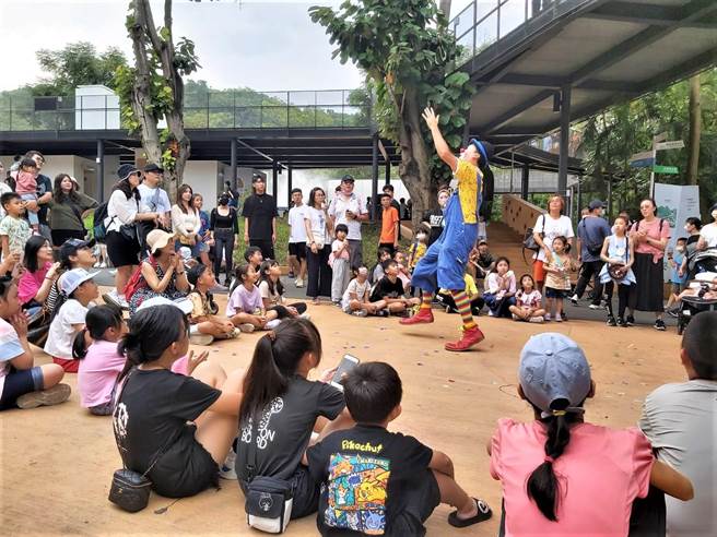 游客欣赏街头艺人表演。（高市观光局提供）
