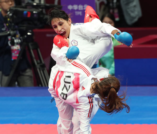 中华队空手道女将谷筱霜（后）。（郑任南摄）
