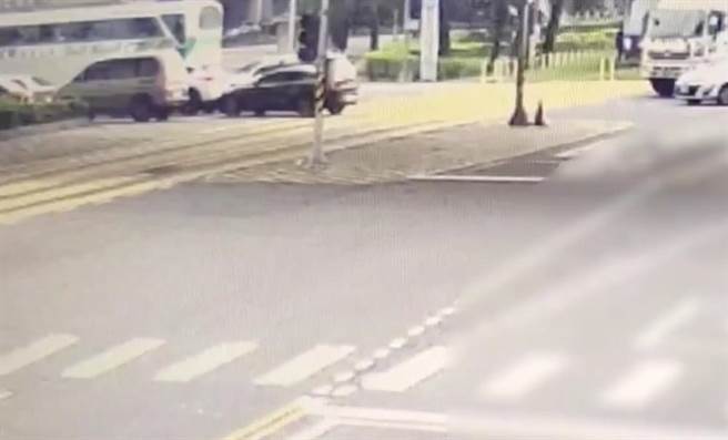 小客车疑为抢快右转，未料遇上红灯，车尾停在轻轨轨道上进退不得。（翻摄照片／洪靖宜高雄传真）