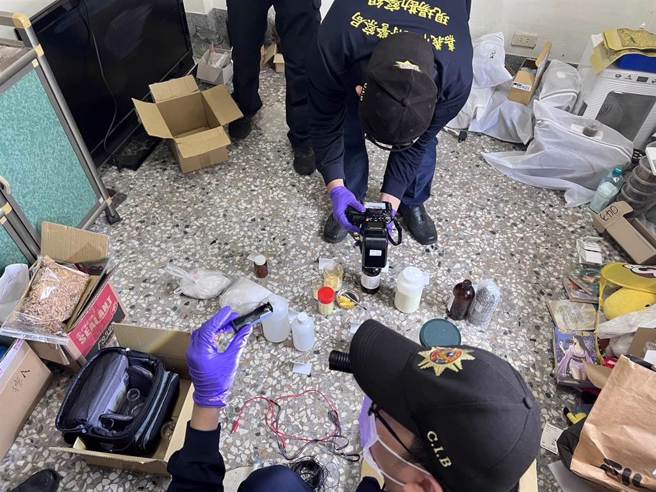 嘉义市警方在赵嫌住处查获大批化学物品、枪械。（嘉义地检署提供／廖素慧嘉市传真）