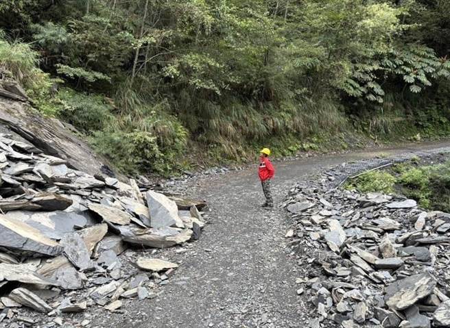 雪管处抢通道路。（雪管处提供／李京升苗栗传真）