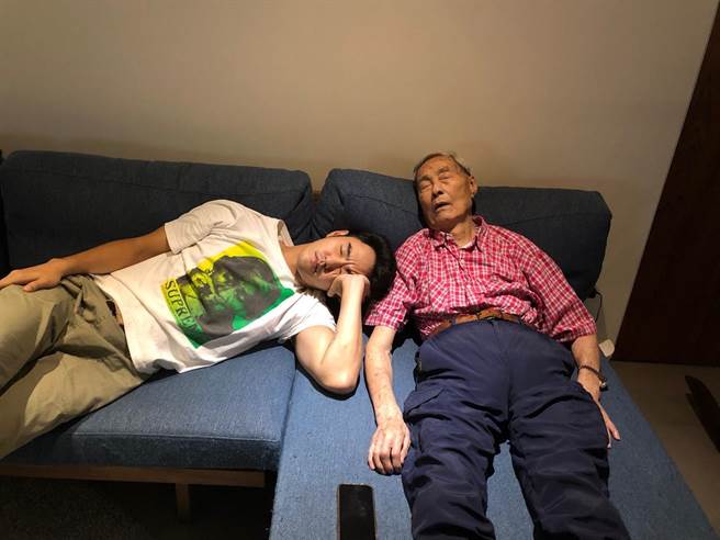 阮经天（左）跟爷爷感情好，称爷爷是「神一般的存在」。（阮经天提供）