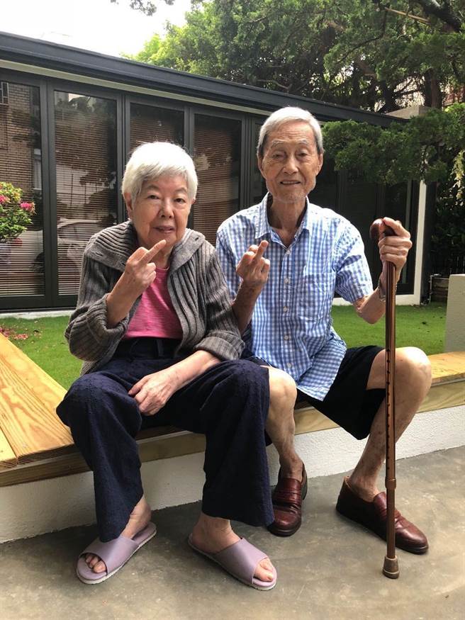 阮经天教他的爷爷跟奶奶比中指，画面十分反差萌。（阮经天提供）