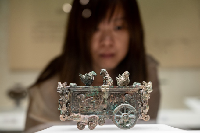 春秋战国时期的青铜车模型「刖人守囿车」上有多达十几种的动物形象，还有一名受过刖刑的小人偶。(图/中新社)