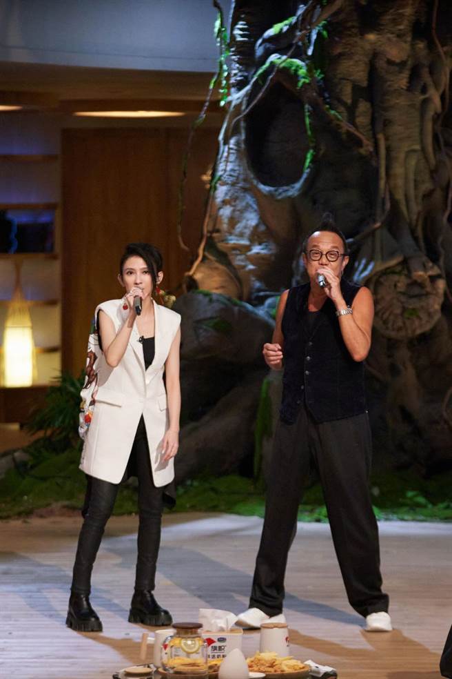 黄大炜（右）受邀参加《时光音乐会3好友记》，左为戴佩妮。（湖南卫视提供）