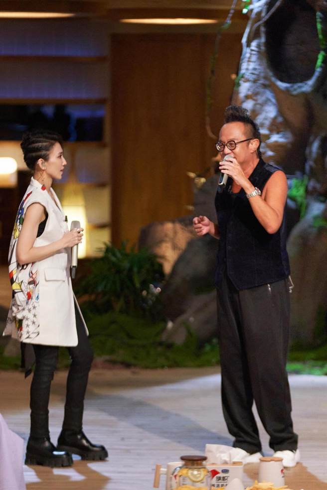 黄大炜（右）受邀参加《时光音乐会3好友记》，左为戴佩妮。（湖南卫视提供）