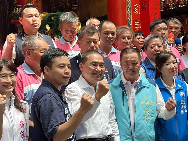 国民党总统参选人侯友宜到太平区圣和宫参拜。（林欣仪摄）