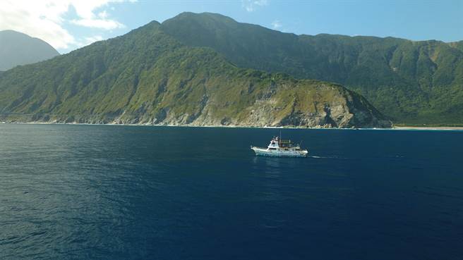 黑潮海洋文化基金会致力海洋保育长达20多年，透过解说员们在1年4季花莲海域的赏鲸航程中，累计记录上万笔鲸豚种类、出没时空等资讯。（黑潮海洋文化基金会提供／罗亦晽花莲传真）