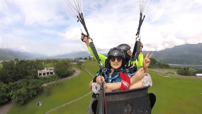 来自台北生命励乐活辅健会的身障者，首次体验高空飞行伞，一圆翱翔天际的心愿。（台东翱翔企业提供／萧嘉蕙台东传真）
