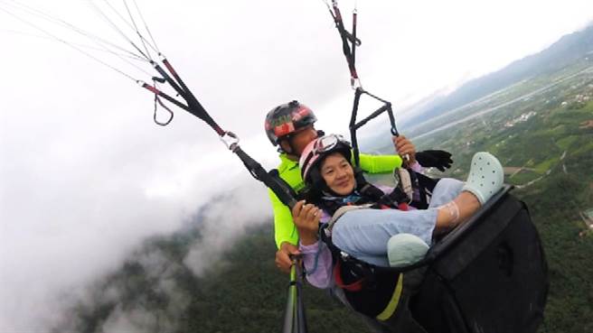 台北生命励乐活辅健会的身障者，从海拔900公尺高的基地乘风飞扬，饱览花东纵谷美景。（台东翱翔企业提供／萧嘉蕙台东传真）