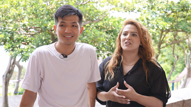 赖俊儒（左）生前曾与妻子萨洱玛分享2人的爱情故事。（客家电视台提供）