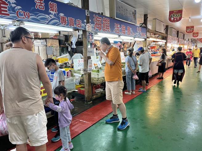 桃园市永安渔港每逢假日游客如织，渔会公告今年11月为观光渔市换约、整修期，渔市全区将暂停营业1个月。（中坜区渔会提供／蔡明亘桃园传真）