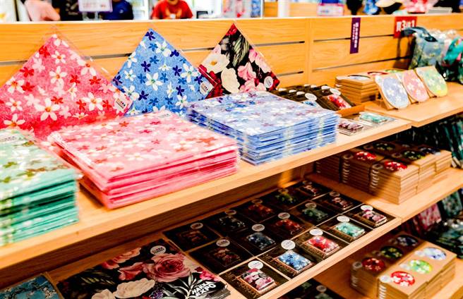 客家特色商品琳琅满目。(桃市府提供／蔡依珍桃园传真)
