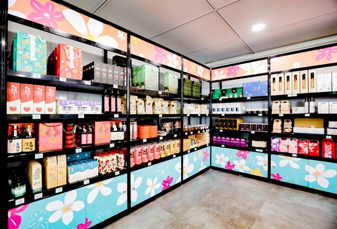 琳琅满目的客家特色伴手礼。(桃市府提供／蔡依珍桃园传真)